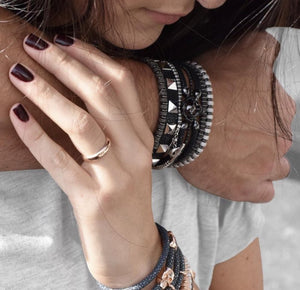 
                  
                    Black stingray bracelet with silver studs (Unisex)
                  
                